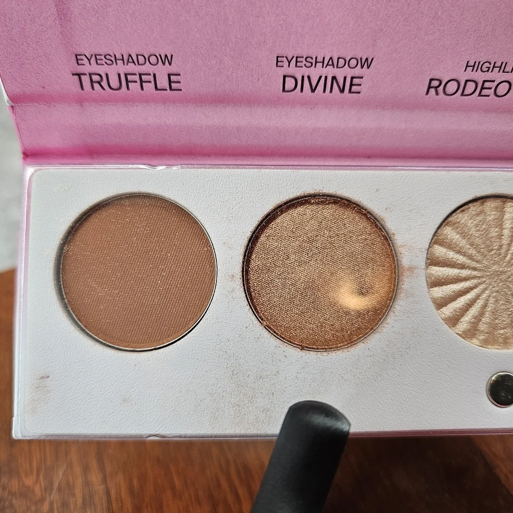 Ofra Signature Palette in Luxe - 5‎ eyeshadow shades .26 oz/7.5g - New in Box